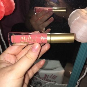 Smooth liquid lipstick